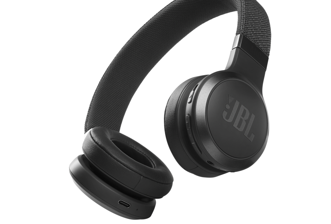 The JBL Live 460NC headphones